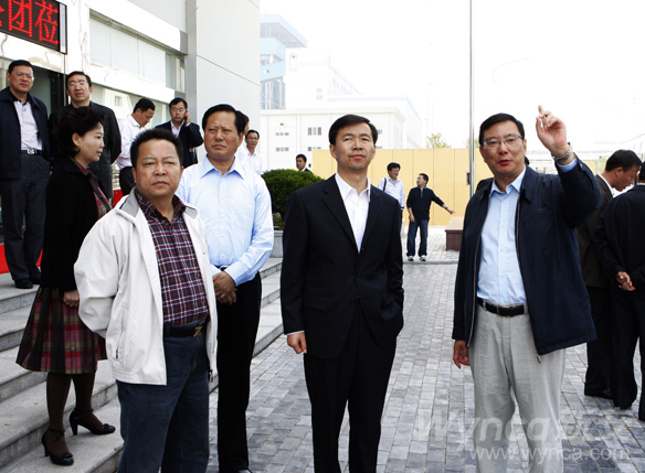 李文章书记一行在吴铁民副市长,季诚建总经理等领导的陪同下参观了